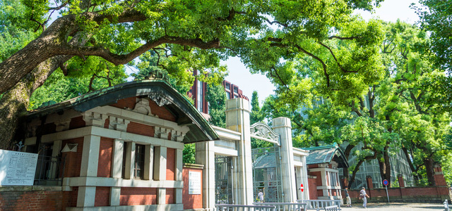 東京大学正門前