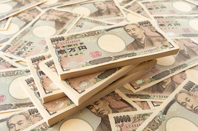 お金　一万円　札束