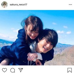 制服姿の佐野勇斗、飯豊まりえの仲良しおんぶ写真に憧れる声多数「THE青春って感じ」「理想の美男美女」「嫉妬しちゃう」＜僕だけが17歳の世界で＞