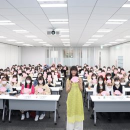 大友花恋が女子高生に”好きな人の作り方”をアドバイス！ 「まずは男女関係なく、周りに大切な人を増やすこと」 17歳に戻れたら、”王道の制服デート”をしてみたいと明かす ～飯豊まりえと仲を深めた「フルーツ交換」とは！？～