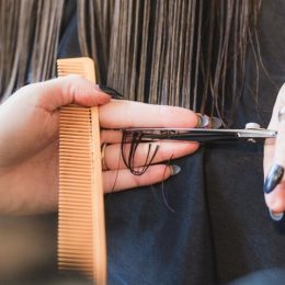 おしゃれに個性を演出！奇抜なヘアカラーを上手に取り入れるコツ